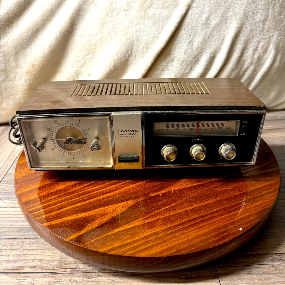 Vintage Lloyd's Solid State Speaker Alarm Clock Radio Model 9J42G-37A Working